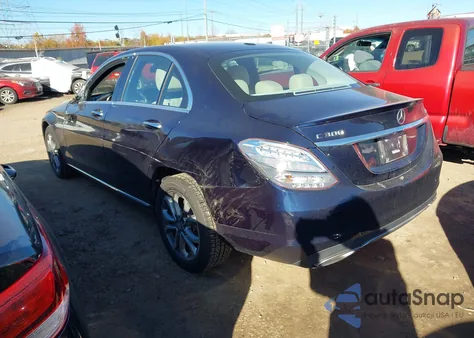 2016 Mercedes-Benz C 300 4Matic z USA, uszkodzony, nr VIN 55SWF4KB7GU104090